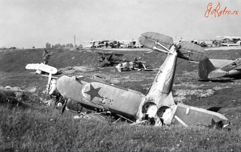 Авиация - Разбитые советские истребители на аэродроме Минска
