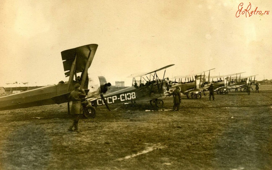 Авиация - Ленинградская школа летчиков. Учебные самолёты У-1, второй слева - У-2.