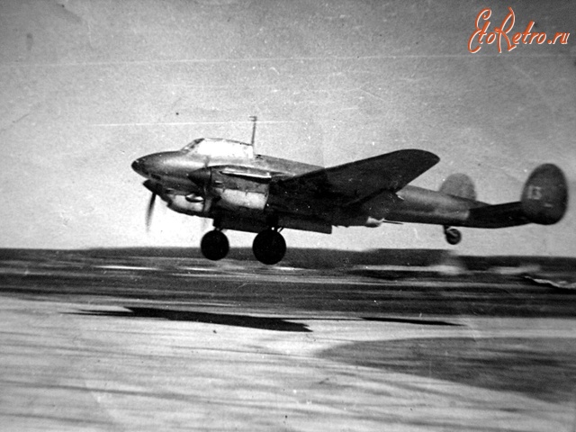 Авиация - Советский самолет-разведчик Пе-2Р из 47-го отдельного гвардейского разведывательного авиаполка (ОГРАП) взлетает с аэродрома.