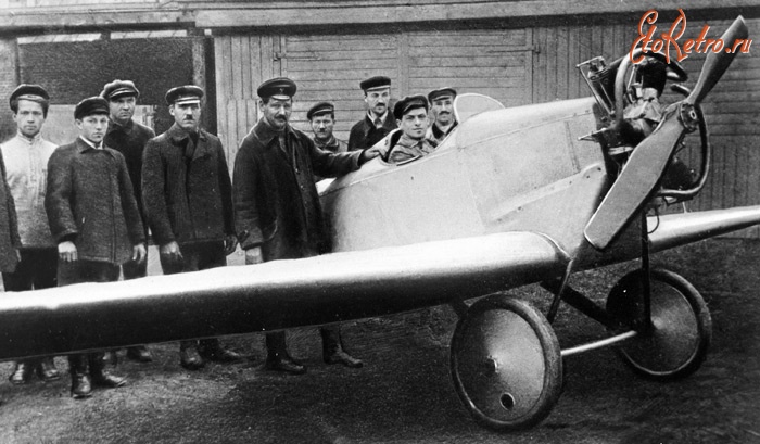 Авиация - Авиаконструктор.А.Н.Туполев(5-й слева) у своего первого самолета.2 ноября 1923г.