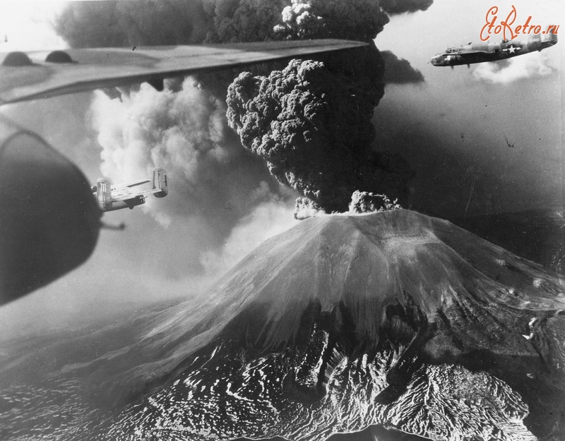 Авиация - Американские бомбардировщики В-25 пролетают рядом с извергающимся Везувием.