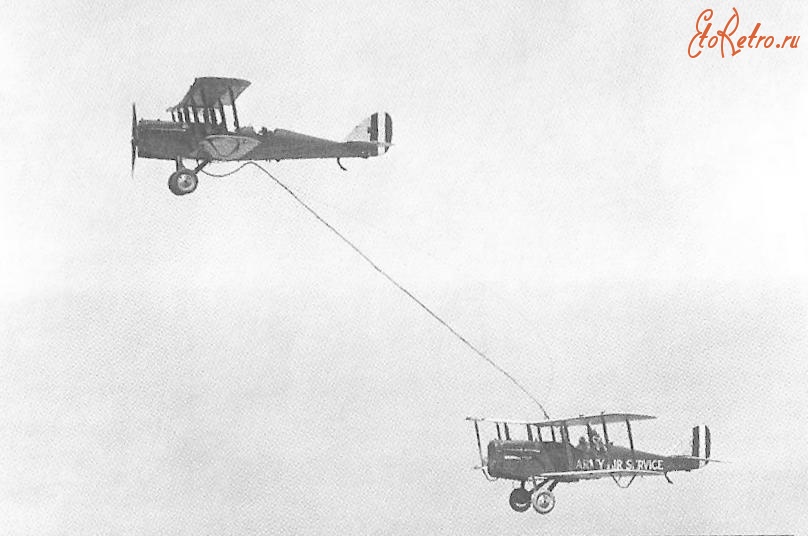 Авиация - Один из первых опытов дозаправки в воздухе.