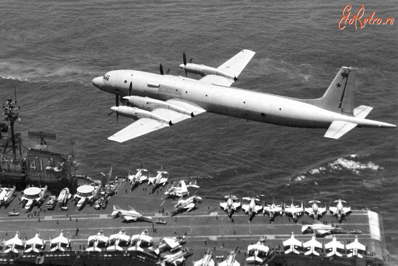 Авиация - Ил-38 борт 26 облетает американский авианосец USS Midway CV41,Тихий океан
