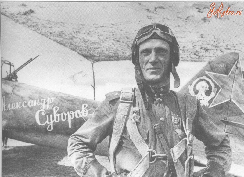 Авиация - Кавалер ордена Суворова,командир 167-го гвардейского авиаполка майор Д.Л.Ломовцев на фоне именного штурмовика Ил-2 
