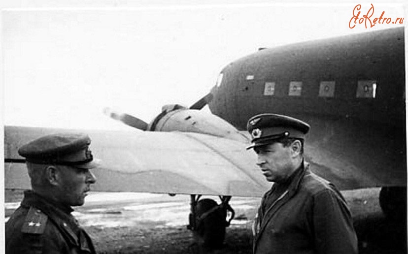 Авиация - Командир 1-го ПАП полковник И.П.Мазурук (справа) и зам.командира дивизии подполковник А.Г.Мельников. Алсиб, 1943-1945