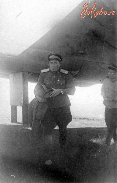 Авиация - 4 ПАП. Комполка Власов Иван Павлович под крылом самолёта В-25.Алсиб, 1943-1945
