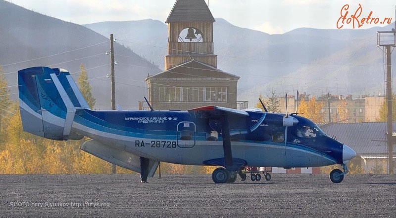 Авиация - Самолёт Ан-28 на фоне церкви (бывшая вышка управления полётами).  Аэропорт Сусуман, 2013
