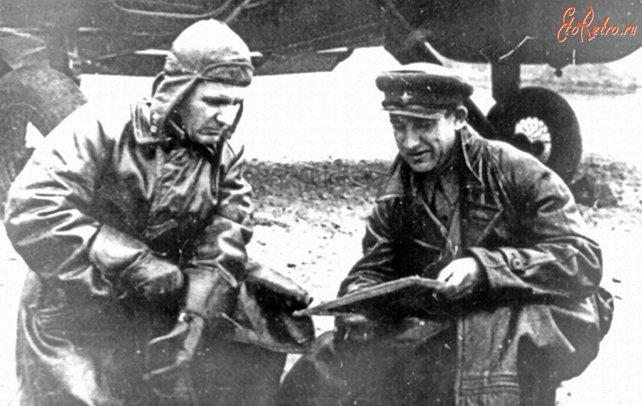 Авиация - Командир авиаотряда треста Дальстрой Шимич И. и бортмеханик Бордовский В.Н. возле самолёта ПС-40. 1940
