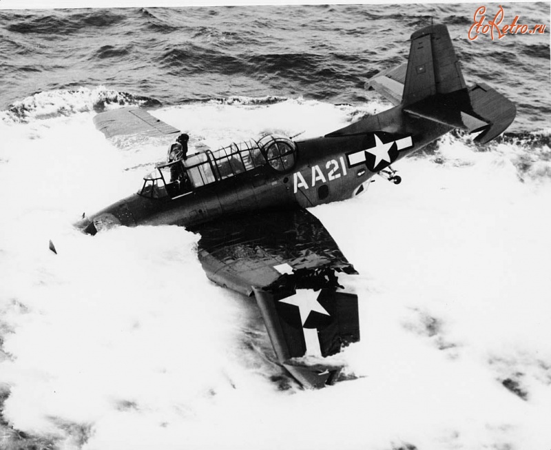 Авиация - TBM-3 Avenger из VC-15, упавший в воду при неудачном взлете с эскортного авианосца «Тулаги»