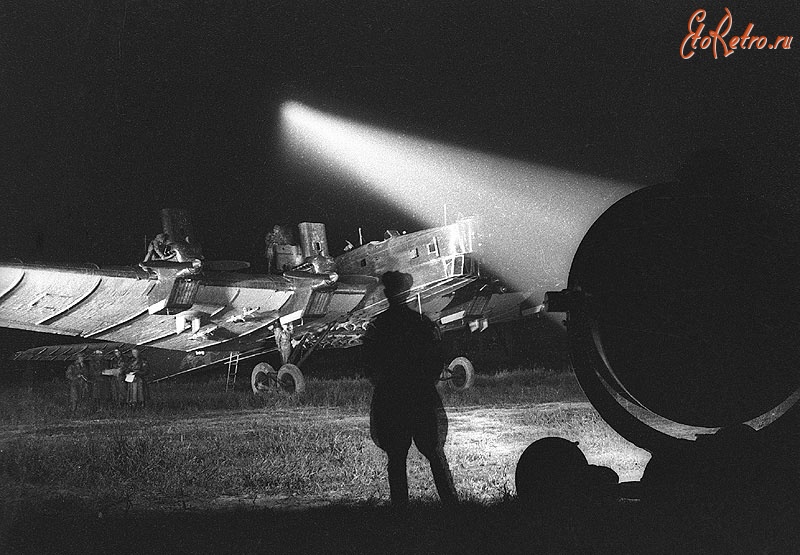 Авиация - Советский тяжелый бомбардировщик ТБ-3-4М-17 на ночном 