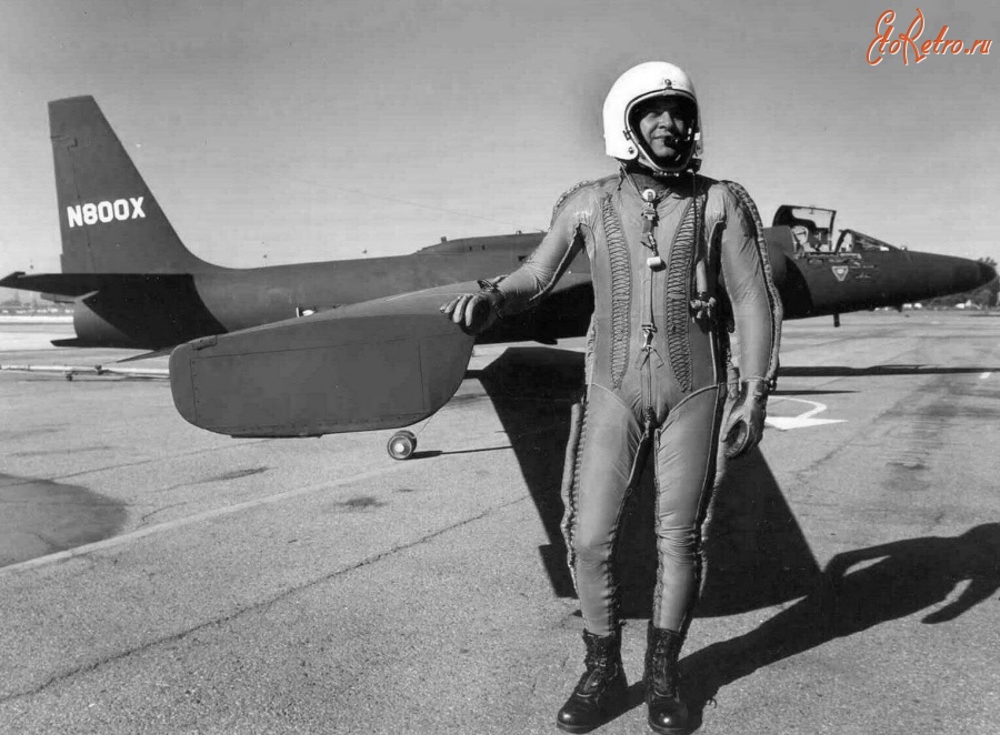 Авиация - Американский пилот Френсис Пауэрс у самолета-разведчика У-2 