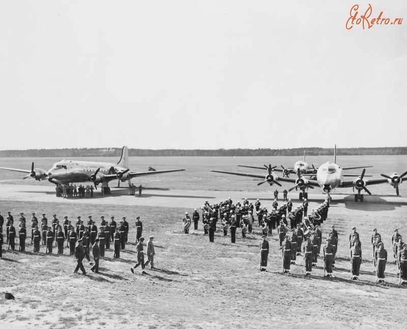 Авиация - Британский премьер-министр У. Черчилль обходит строй почетного караула союзных войск