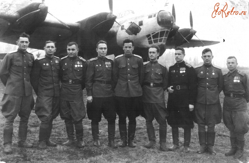 Авиация - Групповая фотография советских авиаторов на фоне бомбардировщика Пе-8 №4202.