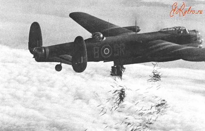 Авиация - Британский бомбардировщик сбрасывает  полоски  фольги