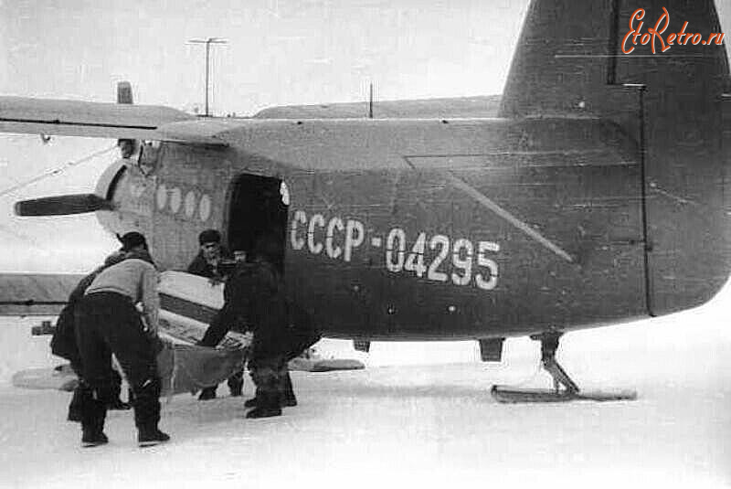 Авиация - Погрузка лодки в самолет Ан-2Т СССР-04295