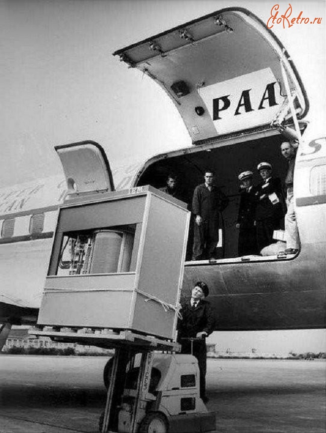 Бренды, компании, логотипы - 1965, Загрузка первого в мире жесткого диска 5 МБ в самолет