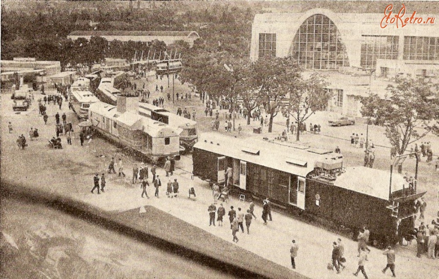 Железная дорога (поезда, паровозы, локомотивы, вагоны) - Поезд на улице города Брно
