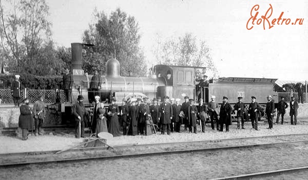 Железная дорога (поезда, паровозы, локомотивы, вагоны) - Публика на фоне паровоза серии А.Саратов.