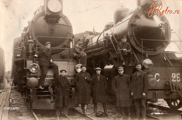 Железная дорога (поезда, паровозы, локомотивы, вагоны) - Железнодорожники на фоне паровозов серии С.