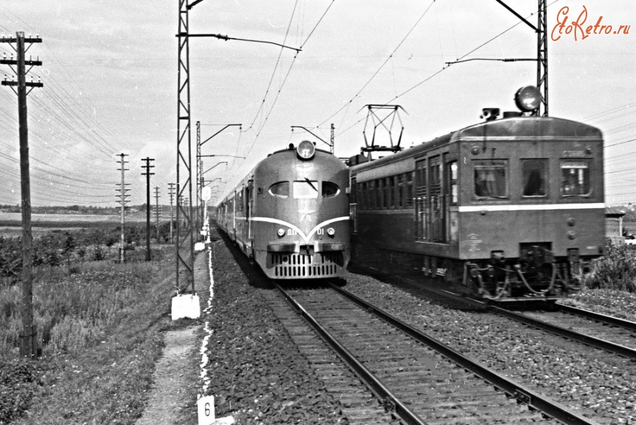 Железная дорога (поезда, паровозы, локомотивы, вагоны) - Электропоезда ДП-01 и Ср возле платформы Планерная.