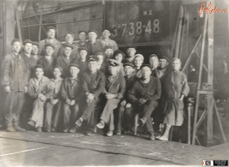 Железная дорога (поезда, паровозы, локомотивы, вагоны) - Работники депо Агрыз на фоне паровоза Эр738-48.