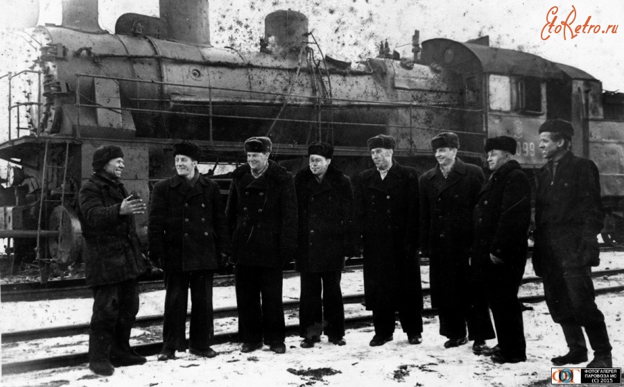 Железная дорога (поезда, паровозы, локомотивы, вагоны) - Ударники коммунистического труда  ЖДЦ Карабашского медеплавильного завода около паровоза Э-7099