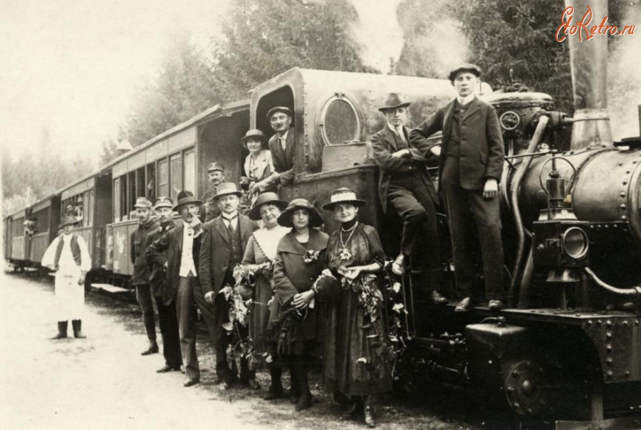 Железная дорога (поезда, паровозы, локомотивы, вагоны) - Пассажиры поезда узкоколейной ж.д.близ города Себис,Румыния