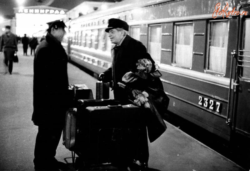 Железная дорога (поезда, паровозы, локомотивы, вагоны) - Аркадий Райкин на платформе Московского вокзала,Ленинград