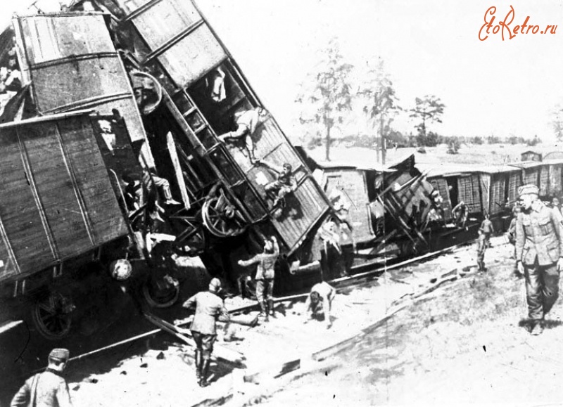 Железная дорога (поезда, паровозы, локомотивы, вагоны) - Крушение немецкого военного эшелона, организованное одним из отрядов партизан