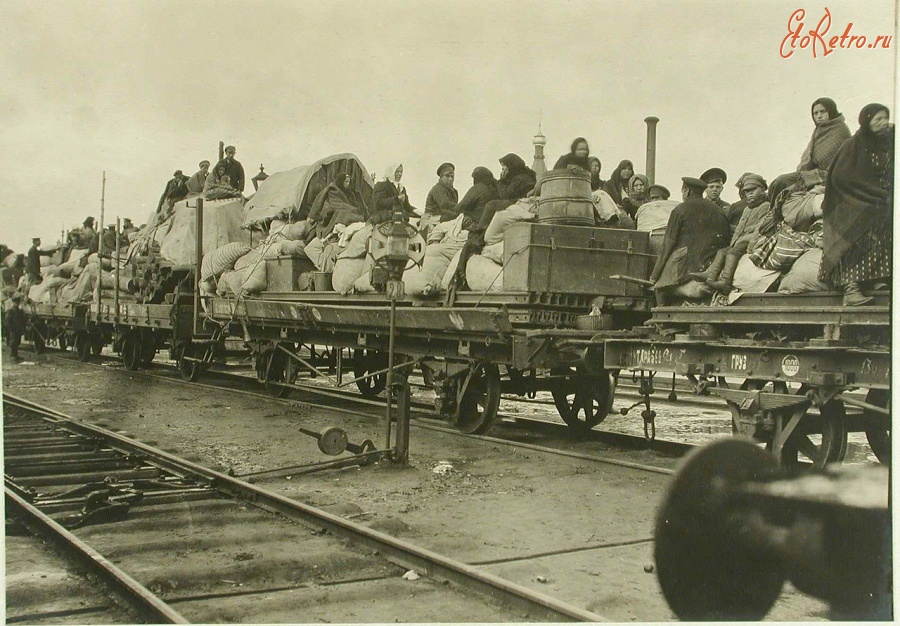 Железная дорога (поезда, паровозы, локомотивы, вагоны) - Беженцы на платформах поезда на ст.Сдольново,Волынская губерния