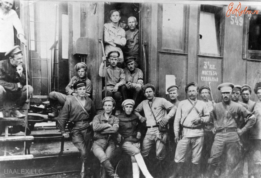 Железная дорога (поезда, паровозы, локомотивы, вагоны) - Красноармейцы Казанского отряда отправляющиеся на Оренбургский фронт
