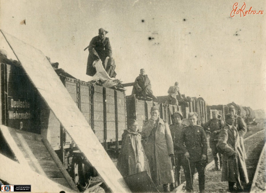 Железная дорога (поезда, паровозы, локомотивы, вагоны) - Бойцы Красной Армии у захваченного вражеского состава