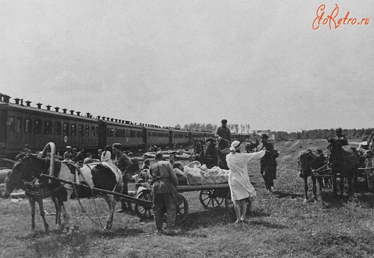 Железная дорога (поезда, паровозы, локомотивы, вагоны) - Подводы с ранеными у военно-санитарного поезда №72