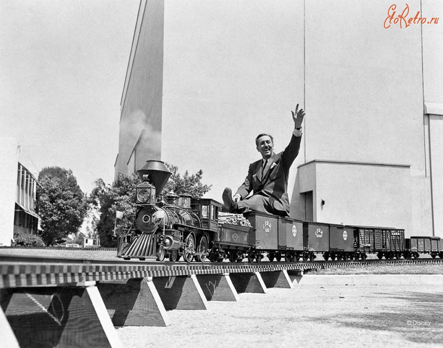 Железная дорога (поезда, паровозы, локомотивы, вагоны) - Уолт Дисней на поезде во дворе своего дома в Лос-Анджелесе