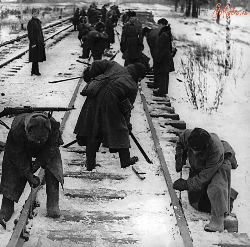 Железная дорога (поезда, паровозы, локомотивы, вагоны) - Красноармейцы восстанавливают железнодорожные пути на участке Урицк-Стрельна,Ленинградская область