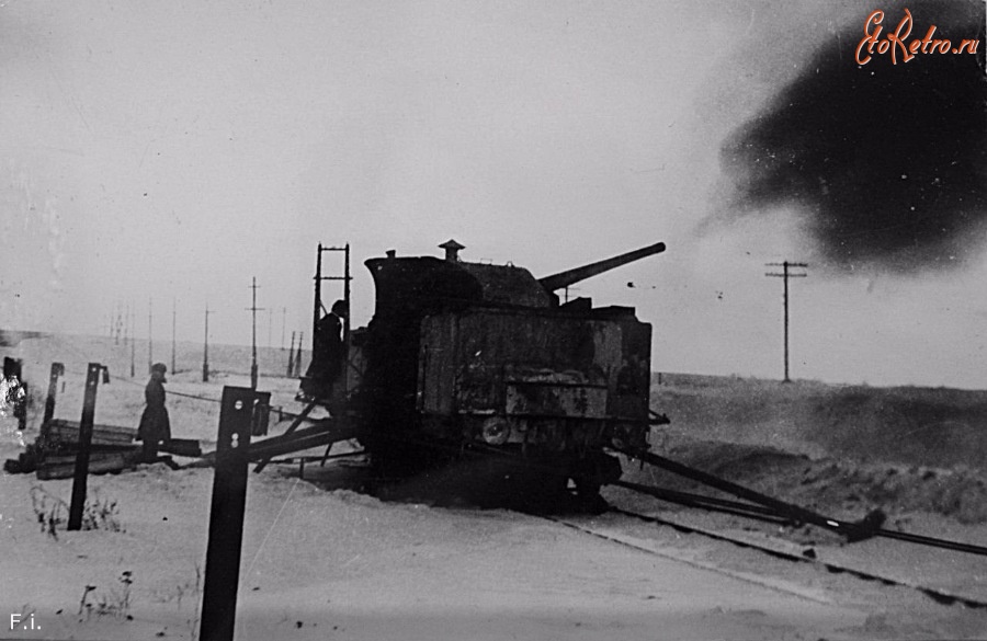 Железная дорога (поезда, паровозы, локомотивы, вагоны) - 130мм орудие установленное на железнодорожную платформу ведет огонь по противнику