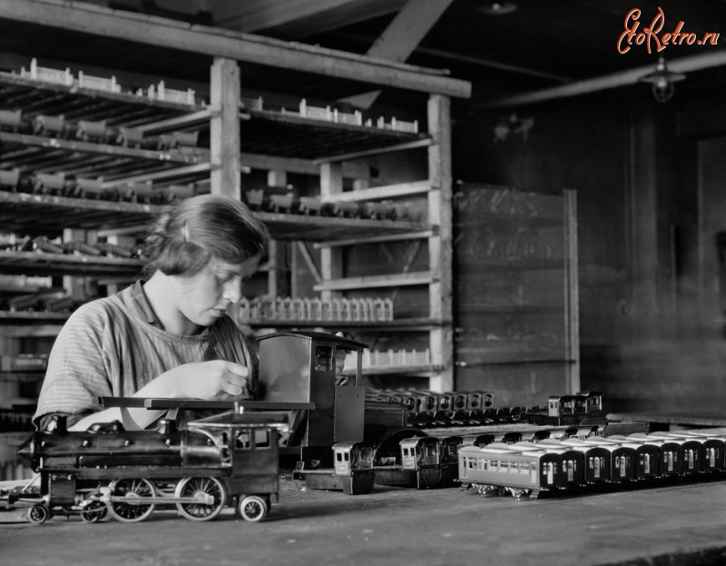 Железная дорога (поезда, паровозы, локомотивы, вагоны) - На фабрике игрушек