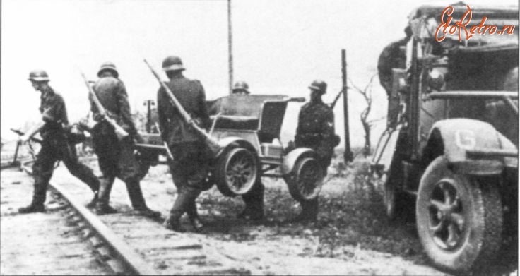 Железная дорога (поезда, паровозы, локомотивы, вагоны) - Немецкие солдаты устанавливают дрезину на железнодорожный путь