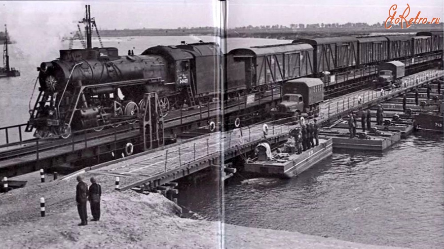 Железная дорога (поезда, паровозы, локомотивы, вагоны) - Военный эшелон на понтонном мосту через Днепр