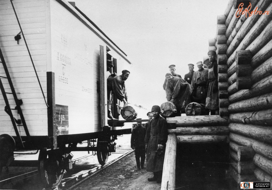Железная дорога (поезда, паровозы, локомотивы, вагоны) - Погрузка продукции в вагон-ледник