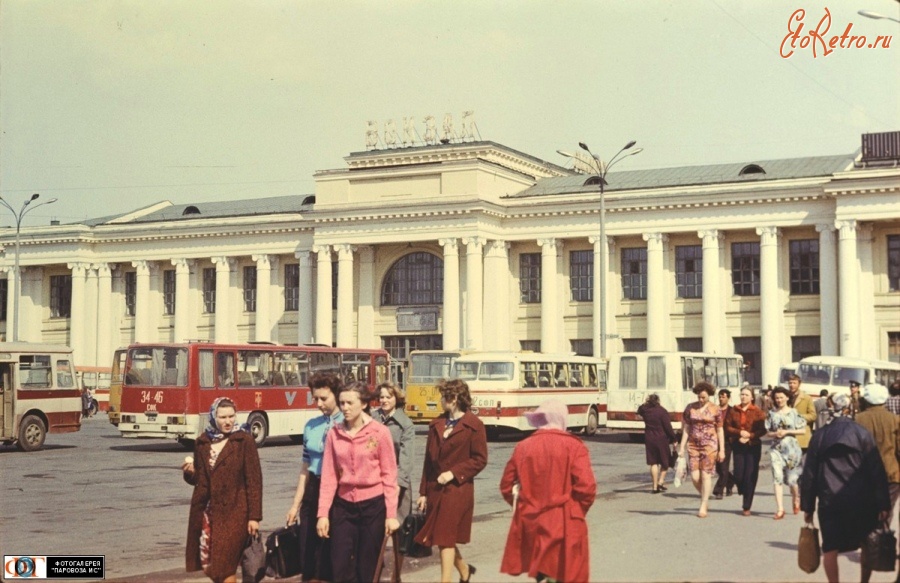 Железная дорога (поезда, паровозы, локомотивы, вагоны) - Привокзальная площадь в Свердловске