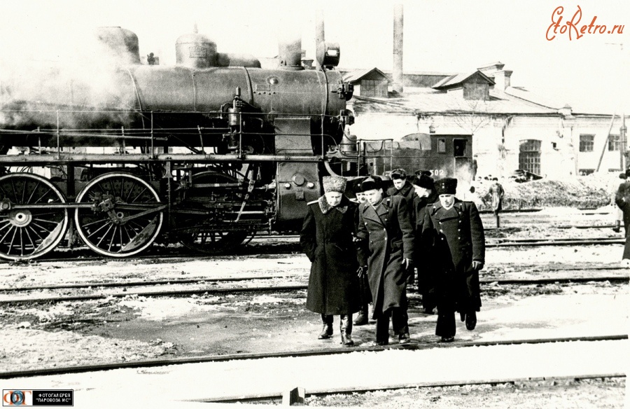 Железная дорога (поезда, паровозы, локомотивы, вагоны) - Министр путей сообщения Б.П.Бещев (крайний слева) в депо Оренбург