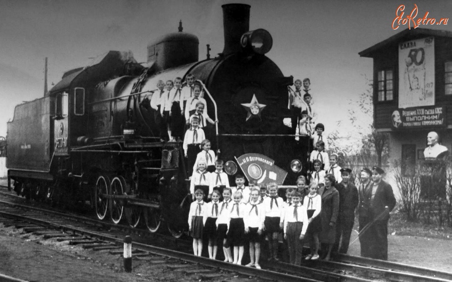 Железная дорога (поезда, паровозы, локомотивы, вагоны) - Пионеры у паровоза серии Э им.Н.Островского