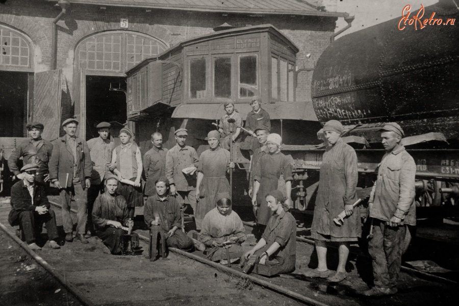 Железная дорога (поезда, паровозы, локомотивы, вагоны) - Передовые рабочие вагонного депо Батраки
