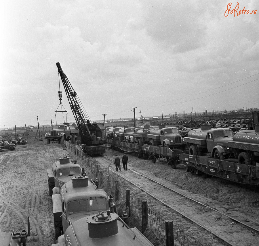 Железная дорога (поезда, паровозы, локомотивы, вагоны) - Погрузка паровым краном бензовозов ЗИЛ-164 на платформы