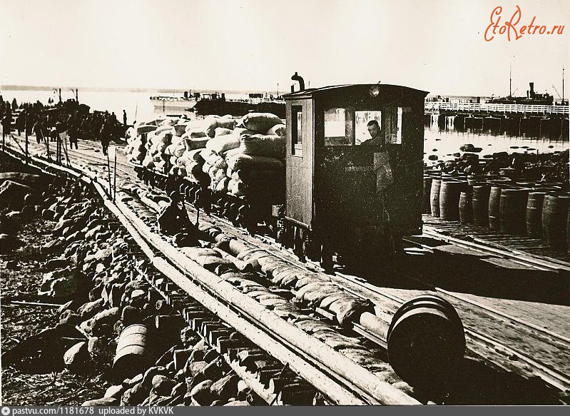 Железная дорога (поезда, паровозы, локомотивы, вагоны) - Мотовоз с платформами гружеными продуктами