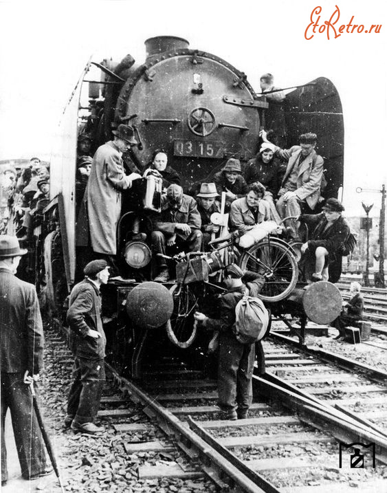 Железная дорога (поезда, паровозы, локомотивы, вагоны) - 1945 год Поезд на Ангальтском вокзале в Берлине