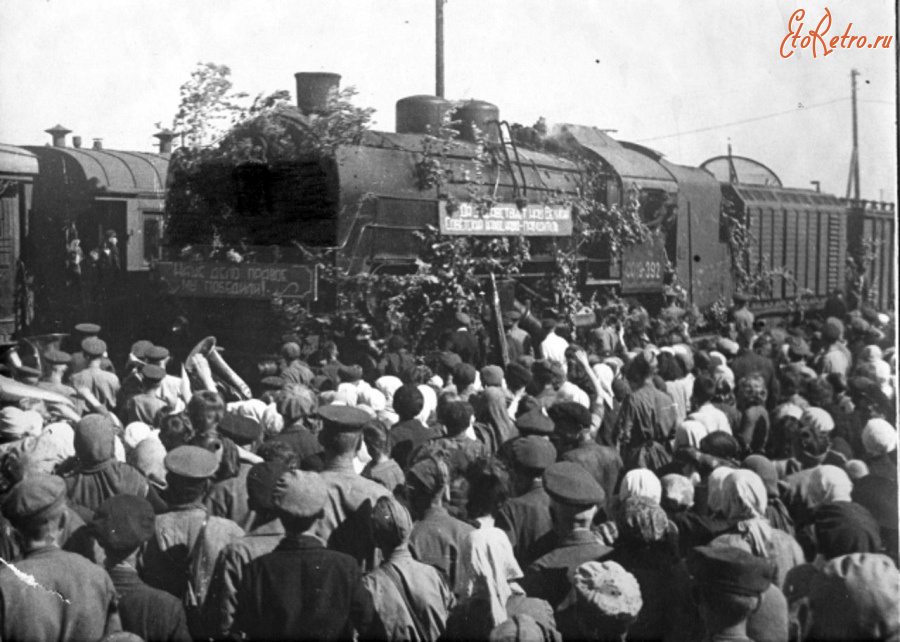 Железная дорога (поезда, паровозы, локомотивы, вагоны) - Поезд с демобилизованными воинами прибывает на ст.Оренбург