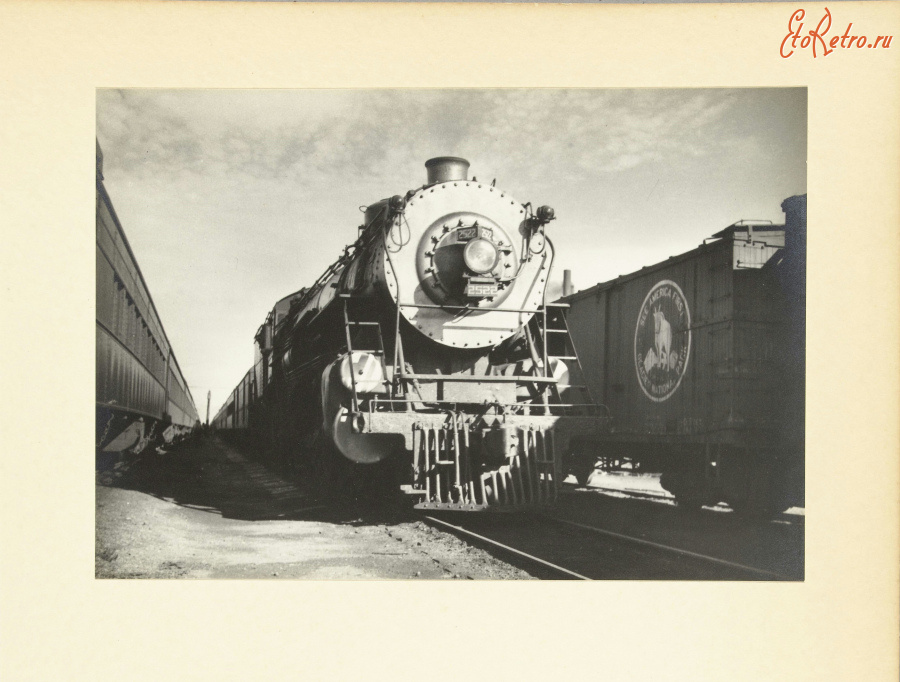 Железная дорога (поезда, паровозы, локомотивы, вагоны) - Локомотив N. 2522 ранним утром на железнодорожной станции в США
