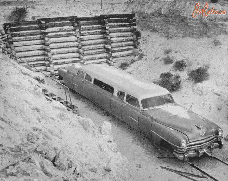 Железная дорога (поезда, паровозы, локомотивы, вагоны) - Двусторонний Крайслер V8 1953 года на железнодорожном ходу
